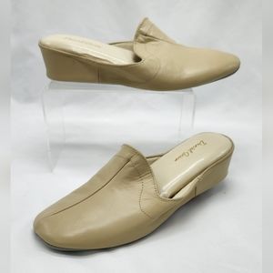 Daniel Green soft leather upper shoes  size 7.5 W